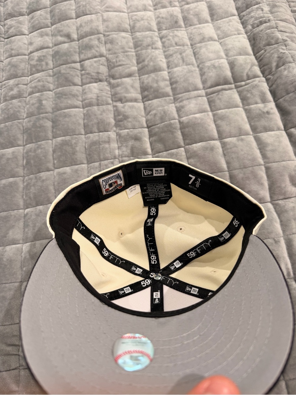 New Era Two-Tone New York Yankees Fitted Cap in Cream and Navy - Picture 4 of 5